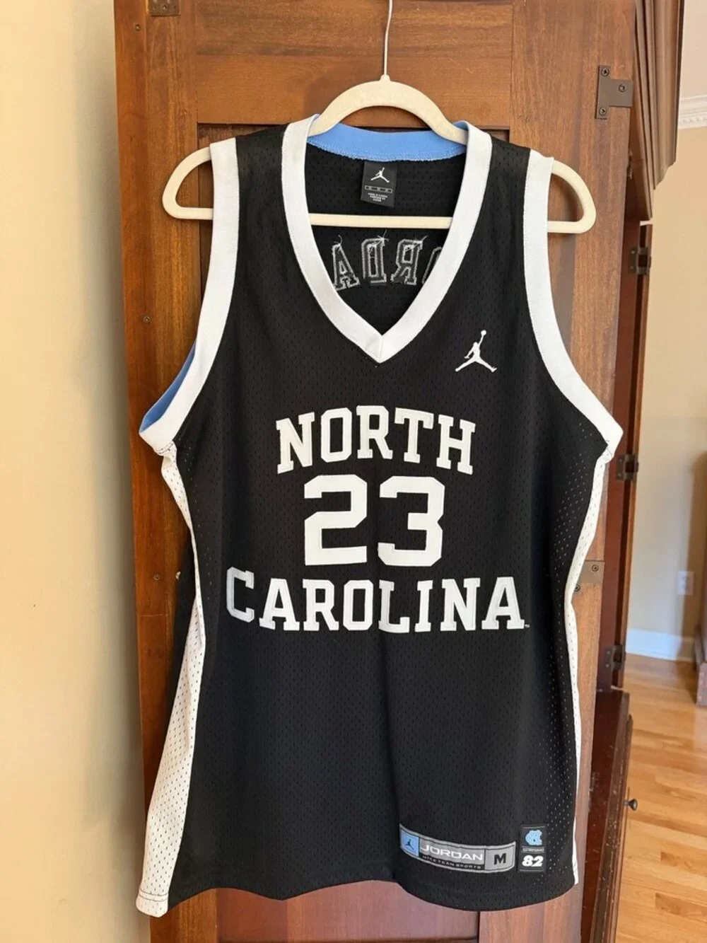 Michael Jordan #23 North Carolina Vintage UNC Tar Heels Jersey Size M.